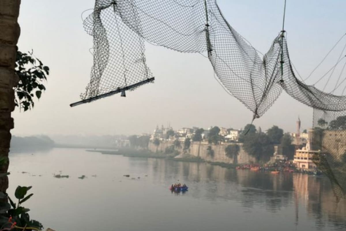 Lo que queda del puente de Morbi después de que colapsara el domingo