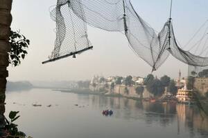 Lo que queda del puente de Morbi después de que colapsara el domingo