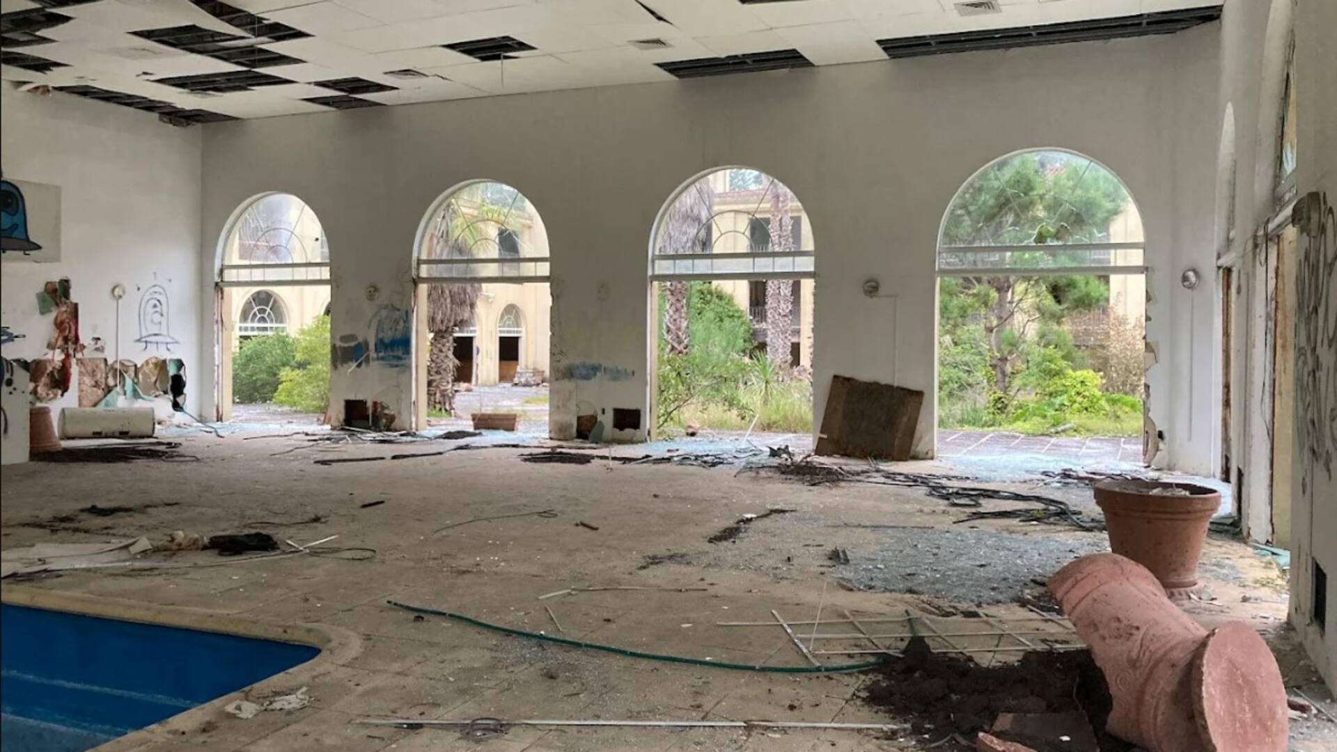 Lo que queda en pie del spa del Hotel Campanario, en Beverly Hills