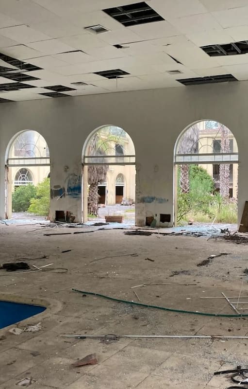 Lo que queda en pie del spa del Hotel Campanario, en Beverly Hills