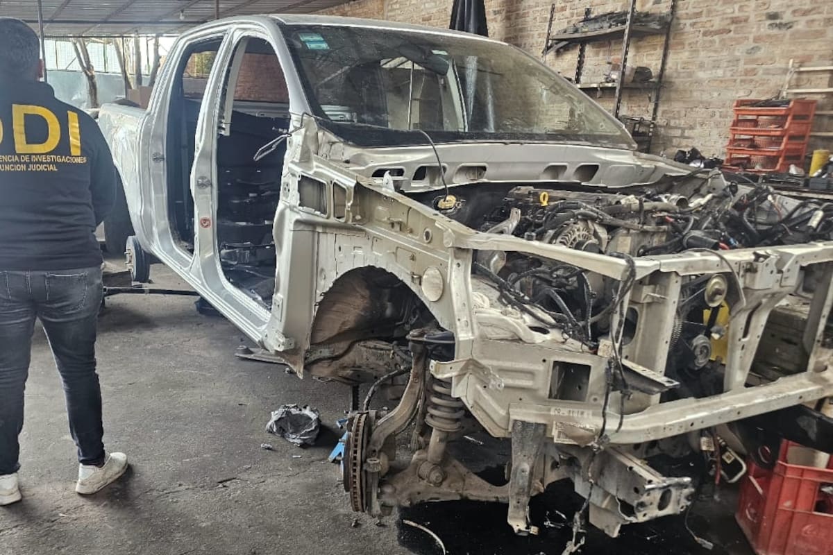 Lo que quedó de una Ford Ranger robada y desguazada