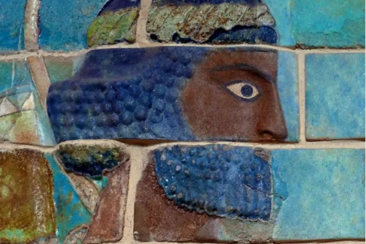 Lo que se ha ido descubriendo es espectacular (detalle de un friso que representa arqueros, del palacio aqueménida de Darío I en Susa, Irán)