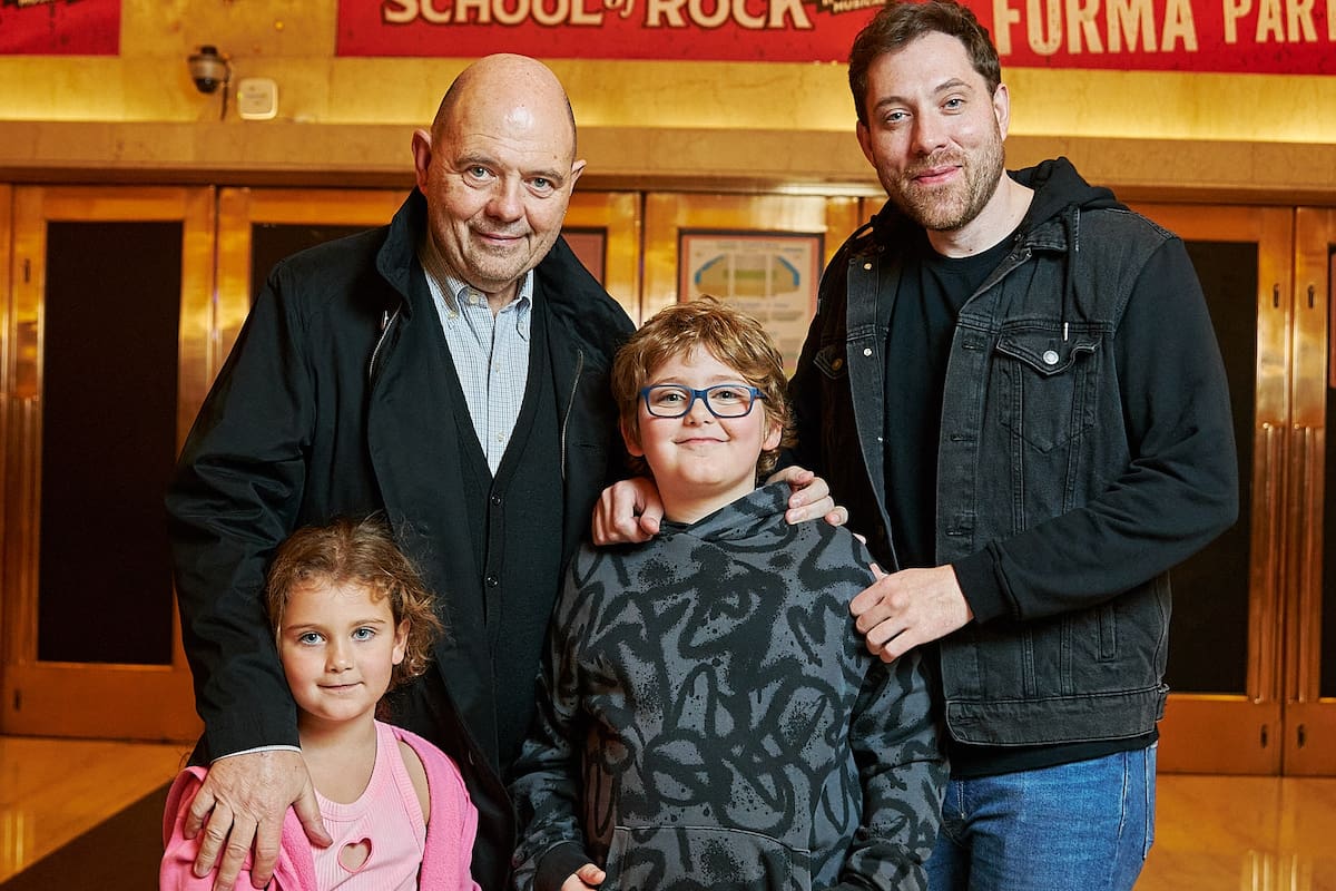 Más que mil palabras. Carlos Rottemberg junto a sus hijos, el productor Tomás Rottemberg, y los pequeños Matilda y Nicolás en el foyer del Gran Rex