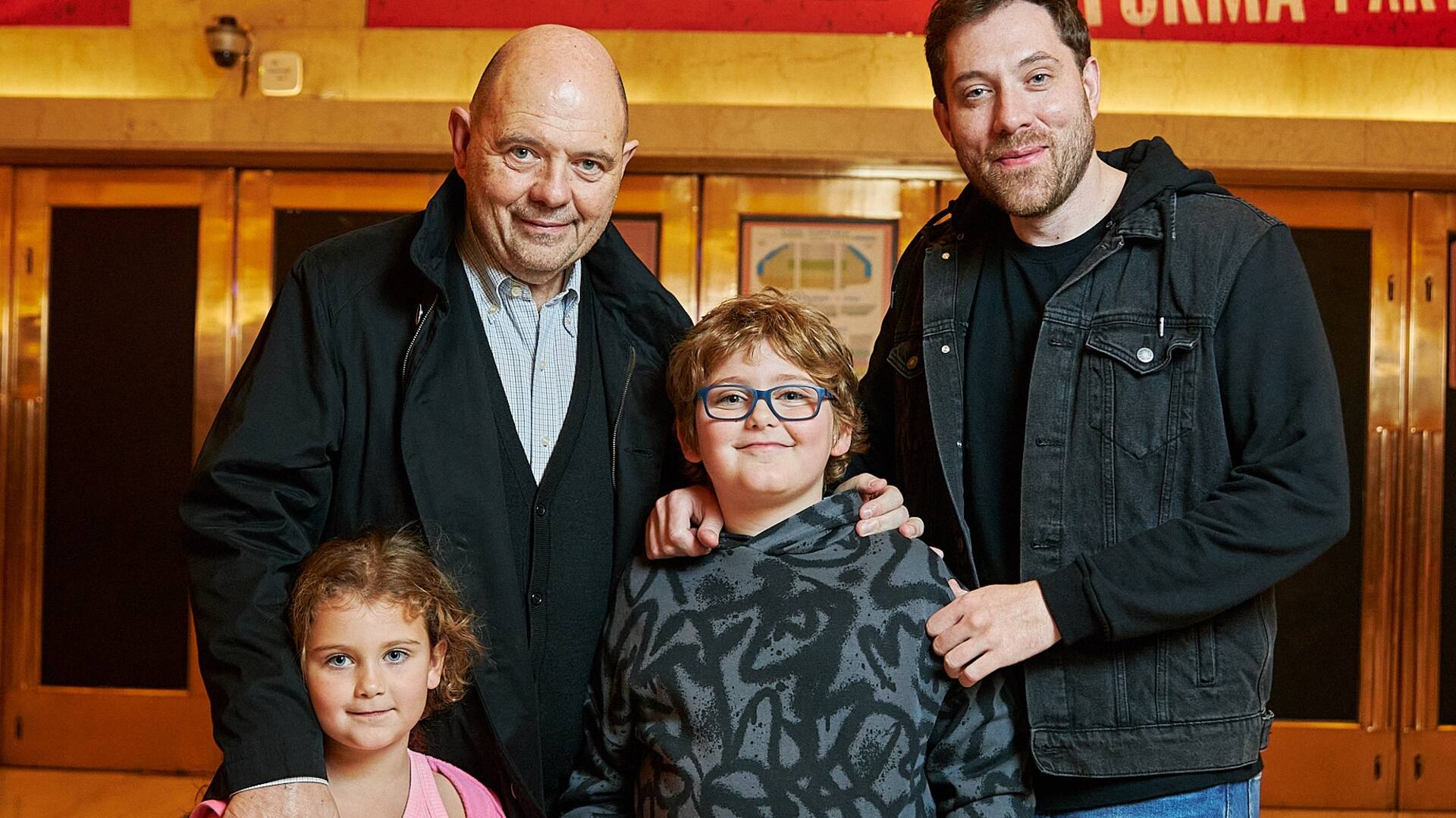 Más que mil palabras. Carlos Rottemberg junto a sus hijos, el productor Tomás Rottemberg, y los pequeños Matilda y Nicolás en el foyer del Gran Rex