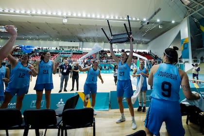 Lo que sea, pero con algo para revolear: las chicas argentinas no pudieron contener la euforia
