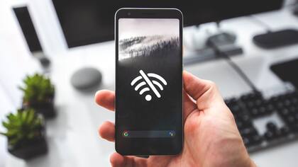 Lo recomendable es desactivar el wifi cuando se sale de casa