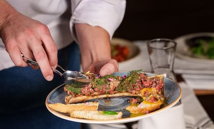 “Lo servimos con una yema de huevo entera curada, y acompaña al plato un hueso de vaca y hojas de pino ahumado”, cuenta Pombo sobre el tartar de Granero