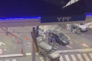 Lo siguieron desde Avellaneda para robarle la moto y lo balearon cuando se refugió en una estación de servicio