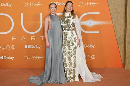 Lo simple, en el caso de Florence Pugh, se vuelve distinguido. La actriz optó para el estreno de Duna: parte 2 por un vestido de color gris plisado de Valentino. Junto a ella, Léa Seydoux también brilló con un diseño de Louis Vuitton de cuello alto, hojas bordadas con lentejuelas y una capa transparente