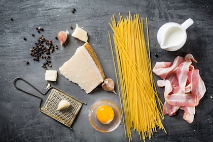 Lo tradicional es prepararla con guanciale en vez de panceta y con spaghetti