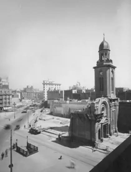 Lo último que quedó en pie fue la torre de la iglesia, un importante símbolo, ya que allí se "izó" por primera vez la bandera nacional en Buenos Aires