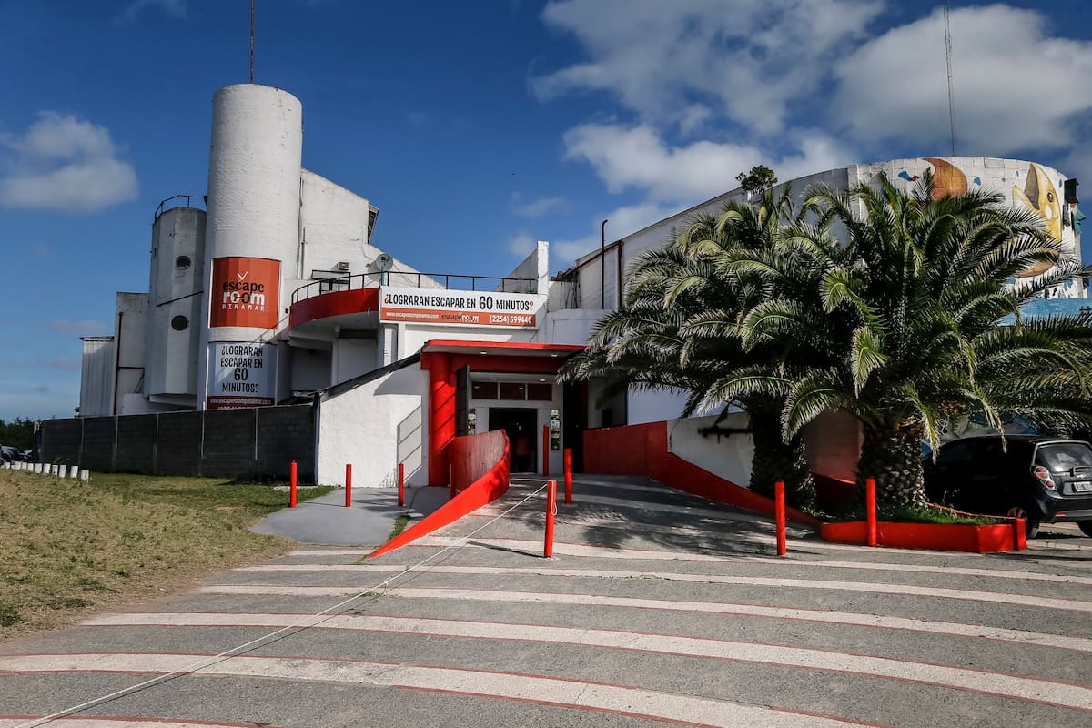 Lo único que cambió, por fuera, es el color anaranjado. Los desniveles, las formas irregulares y las palmeras siguen ahí.