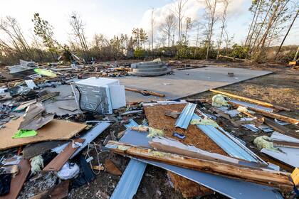 Lo único que queda de una casa ubicada en County Road 43 son los cimientos luego del paso de un tornado, el jueves 12 de enero de 2023, en Prattville, Alabama. (AP Foto/Vasha Hunt)