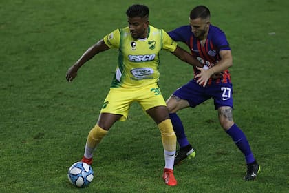 Loayza domina la pelota; lo marca Jalil Elías