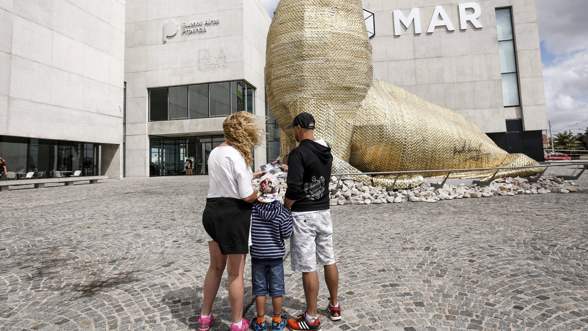 Lobo de mar. Con el celular se puede seguir el proceso creativo de Marta Minujín para hacer la obra