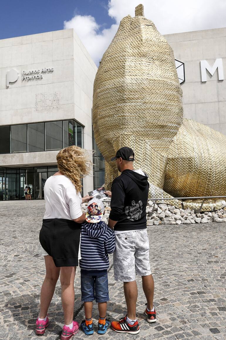 Lobo de mar. Con el celular se puede seguir el proceso creativo de Marta Minujín para hacer la obra