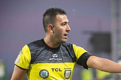 Lobo Medina, un árbitro siempre polémico, ahora en el ojo de la tormenta