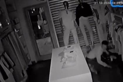 Local de ropa en Villa Lugano, desvalijado cuatro veces con la policía en la zona