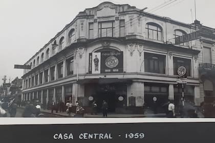Local de San Martín y Salta, donde está aún hoy el negocio, ex tienda Gath Chaves