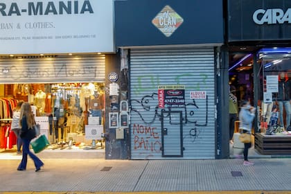 Locales sobre la calle Belgrano en el centro de San Isidro
