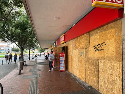 Locales tapiados por miedo a los disturbios en el centro de Bogotá durante el balotaje presidencial, el 21 de junio de 2026. Fuente: Guido Bovone
