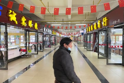Locales vacíos en el mercado de Wuhan