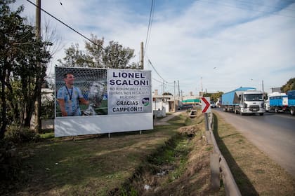 Localidad de Pujato de donde es oriundo Lionel Scaloni, actual director técnico de la selección argentina de futbol.
Carteles de reconocimiento en ambas entradas a la ciudad.