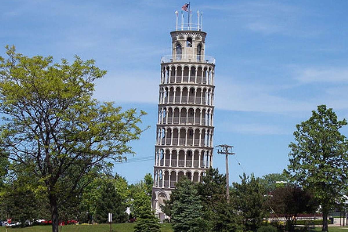 Localizada en las afueras de Chicago, la torre inclinada de Niles es una réplica de la famosa Torre de Pisa (enjoyillinois.com)
