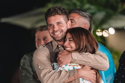 Locho Loccisano y Majo Martino abrazados en el 25 de mayo que vivieron en El Hotel de los Famosos. Foto: Instagram/@majomartino