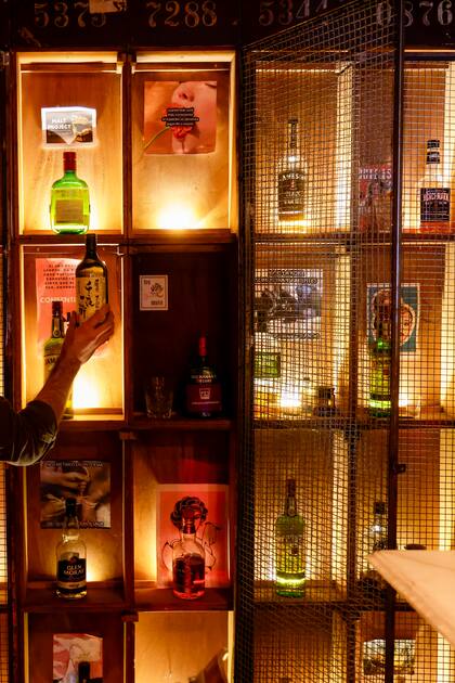 Lockers para que los habitués guarden sus botellas en Sede Whisky
