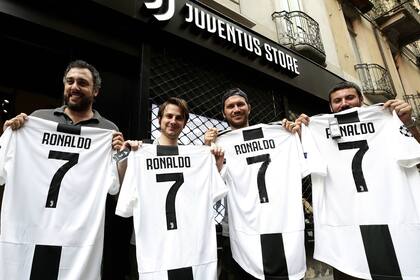 Locos por CR7: en Turín ya se venden las camisetas con el número 7 de Cristiano Ronaldo