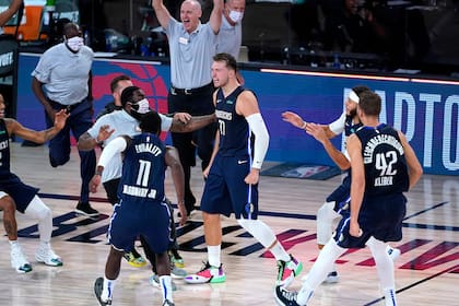 Locos por Doncic: todos van a buscar al base esloveno tras el triple de la victoria