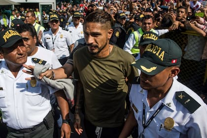 Locos por Paolo Guerrero: el capitán del seleccionado peruano ya está con sus compañeros