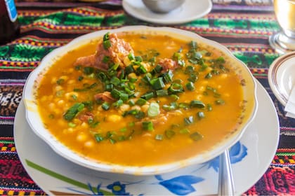 Locro con tapa de asado.