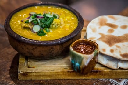 Locro criollo con salsa picante