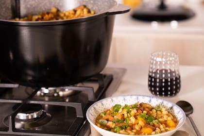 Locro patrio en olla de hierro fundido