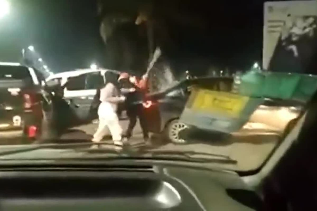 Locura: le destrozó el auto con un bate por una pelea de tránsito