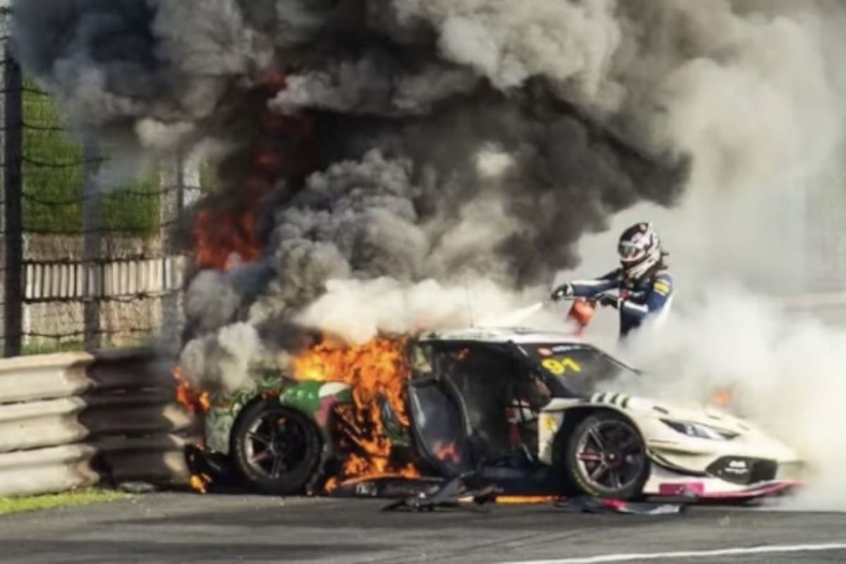 Loek Hartog salvando a Ollie Millroy en el China GT