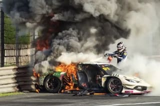 Espeluznante: un choque brutal, un auto en llamas y un piloto que arriesgó todo para salvar a su colega