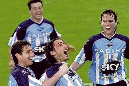 Loeschbor grita el gol ante Vélez que le dio a Racing el campeonato en 2001; lo acompañan Úbeda, Maciel (21) y Estévez.