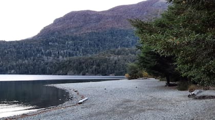 Lof Wiritray: un camping agreste, con más de cincuenta parcelas a la vera del Lago Mascardi, camino a El Bolsón