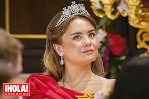 Debuta en un acto oficial con tiara y lo hace con un emotivo homenaje a su madre, la reina Máxima