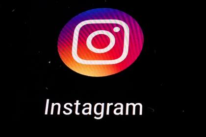 Logotipo de la aplicación de Instagram en una pantalla en Los Ángeles, el 29 de noviembre de 2018. (AP Foto/Damian Dovarganes, File)