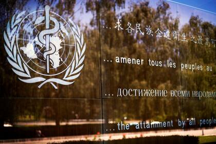 Logotipo de la Organización Mundial de la Salud en la sede de la OMS en Ginebra, Suiza