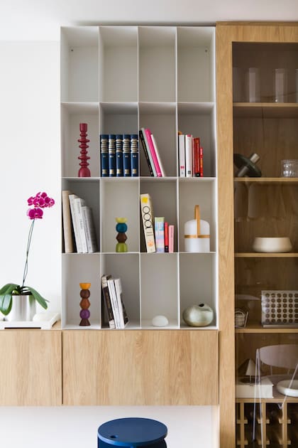 “Logramos una pieza multifunción para ubicar los libros con prolijidad y resolver el guardado general de la casa de forma compacta”.