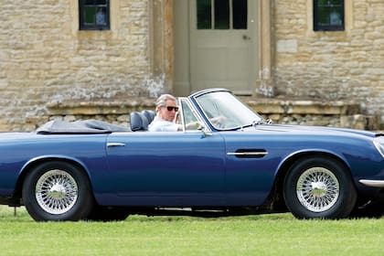 Logró que su Aston Martin –lo tiene desde sus 21 años– funcione con un combustible llamado bioetanol, que se elabora a partir del suero con el que se hace el queso y excedentes de vino blanco inglés.