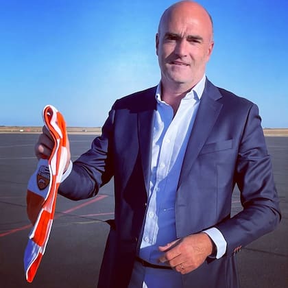 Loic Fery, padre del tenista británico Arthur Fery, con una bufanda del club francés de fútbol Lorient, el cual preside