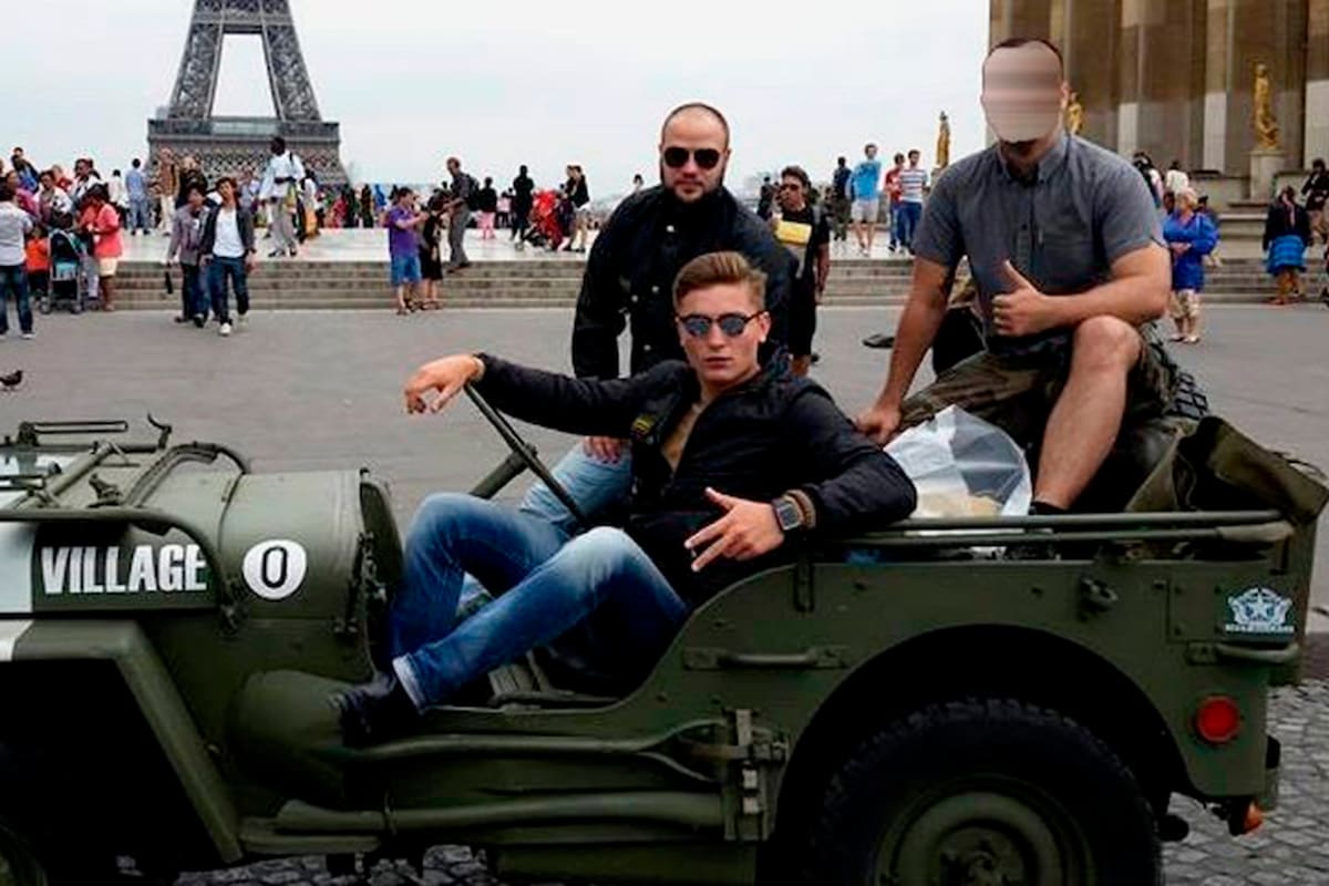 Loïk Le Priol (al volante) en un Jeep en la plaza del Trocadero, de París; una escena parecida a la del adiós a su novia para comenzar su huida el último sábado, tras el asesinato a Federico Martín Aramburú.