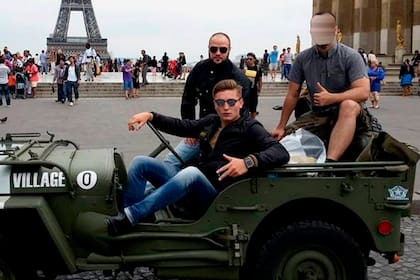 Loïk Le Priol (al volante) en un Jeep en la plaza del Trocadero, de París; una escena parecida a la del adiós a su novia para comenzar su huida el último sábado, tras el asesinato a Federico Martín Aramburú.