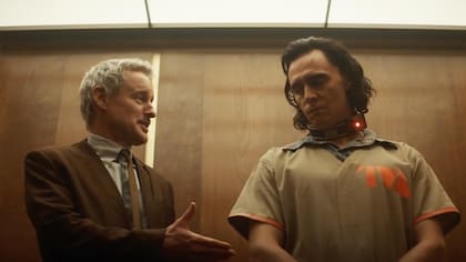 Loki establece una improbable alianza con Mobius, un agente encargado de corregir posibles anomalías en las líneas temporales.